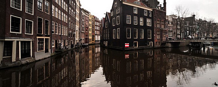 Почему в Амстердаме кривые дома?