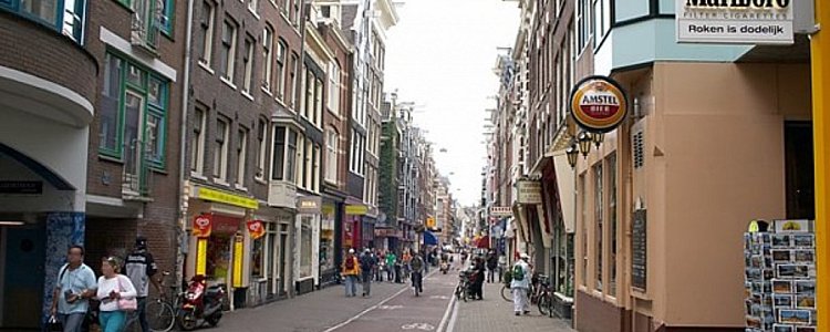 Улица Nes в Амстердаме