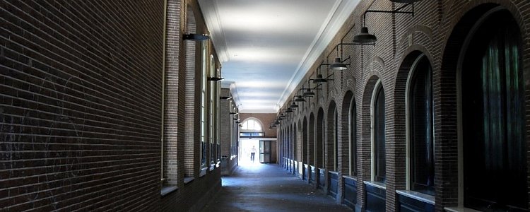 Старые арочные ворота в Амстердаме Старые арочные ворота в Амстердаме