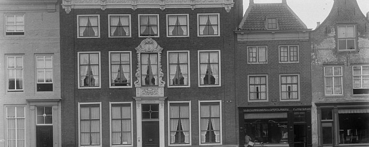 Дом гильдии импортеров вина в Амстердаме