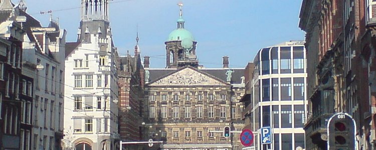 Улица Радхёйзстрат в Амстердаме