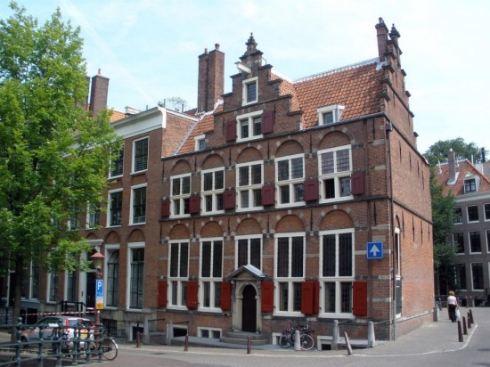 Дом на трех каналах в Амстердаме1