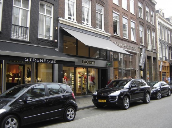 Торговая улица  Hooftstraat в Амстердаме1