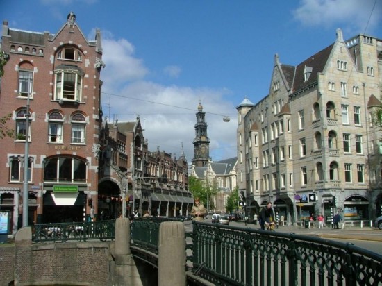 Улица Радхёйзстрат в Амстердаме